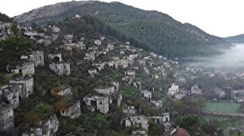 'Ghost village' in Turkey draws attention of artists during foggy days