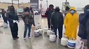 Texans wait in unbearably long queues for gas cylinders amid bitter cold in US