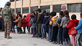 Turkish soldiers hand out stationery and clothing to 1000 students in Syria