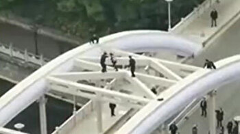 Chinese girl makes fools of cops who thought she was committing suicide on bridge