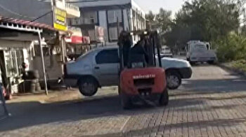 تركيا.. سائق رافعة شوكية يزيح سيارة متوقفة بشكل غير صحيح من منتصف الطريق