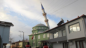 مئذنة مسجد في قوجلي التركية تميل نحو السقوط بسبب الرياح