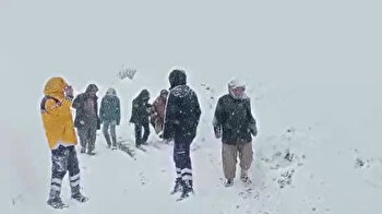 فريق إسعاف تركي كافح الثلوج والطرق الوعرة للوصول إلى مريض
