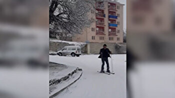 معلم تركي يستحدم التزلج وسيلة مواصلات بين بيته والمدرسة