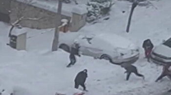 غازي عنتاب.. أطفال يلعبون كرات الثلج مع شرطة المرور