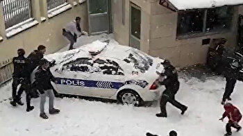 إسطنبول.. أطفال يلعبون كرات الثلج مع عناصر الشرطة