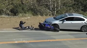 Motorcuların kazadan kurtulduğu saliseler kamerada!