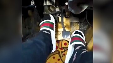 Terliklerle ralli aracı kullanan çılgın pilot