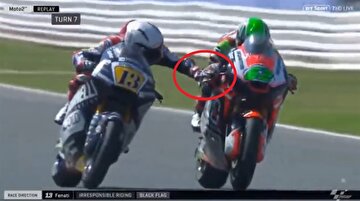 Moto2'de bayrak sallatan olay: Rakibinin fren kolunu çekti