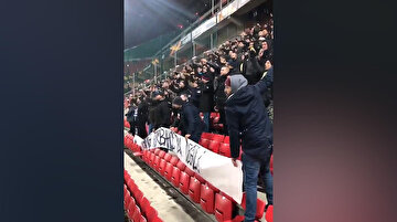 Fenerbahçe taraftarı Trnava deplasmanında futbolcuları protesto etti