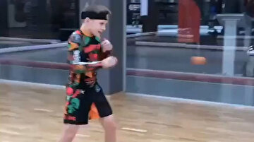 Küçük kickbox dövüşçüsünün muhteşem top idmanı