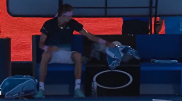 Alexander Zverev'in yenilgi sonrası raketini parçalaması