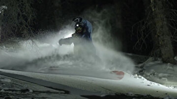 İnanılmaz deneyim: Gece snowboard yapan sporcular