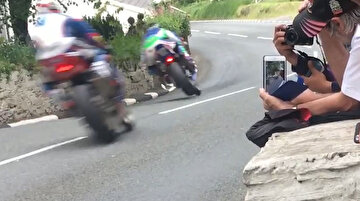 TT Barregarrow motor yarışında nefes kesen anlar
