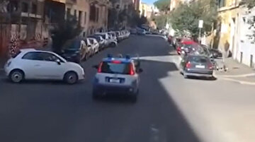 İrlanda rugby takımına eskortluk eden çılgın Roma polisi