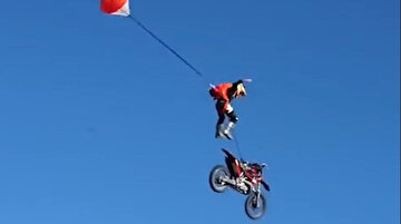 Hem kendisinin hem de motosikletinin 'paraşüt'ünü açan adam