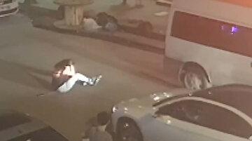 Kamyonetin arkasına takılan patenli kızın düşme anı