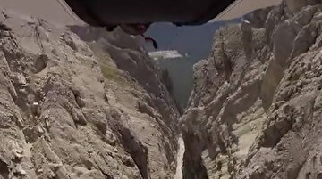 Fransız sporcunun Wingsuitle nefes kesen atlayışı