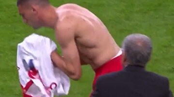Yırtılan formasını yenisiyle değiştirirken önce öpen sonra giyen Merih Demiral