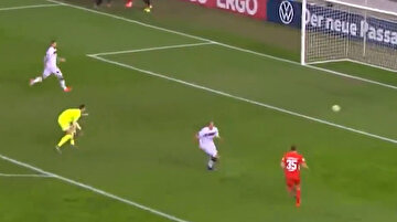 Dikkatsiz kaleciye unutamayacağı bir golle ders veren futbolcu
