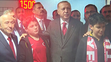 Cumhurbaşkanı Erdoğan soyunma odasına inerek Millileri kutladı