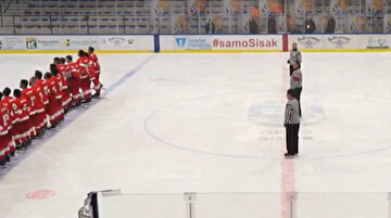 Buz hokeyi maçında yarıda kesilen 'milli marşı' sporcularımız tamamladı