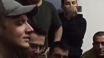 Edis'ten asker arkadaşlarına mini konser