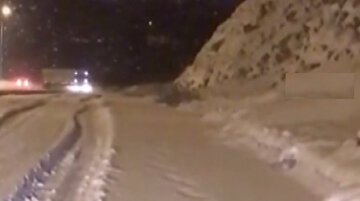 Karla kaplı yolda savrulan TIR'ın o anları cep telefonu kamerasında