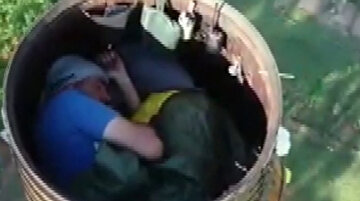 Rekorlar kitabına girmek için 25 metre yükseklikte fıçıda yaşıyor