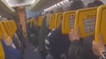 Fırtınada türbülansa giren uçakta panik anları