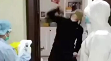 Karantinadan kurtulan Çinli adamın dansı
