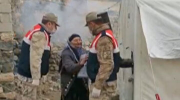 Jandarmayı karşısında gören nine: Kurban olurum ben sizlere