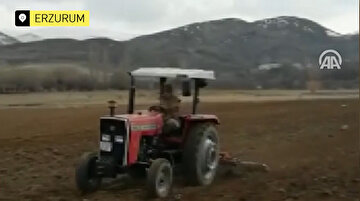 Mehmetçik evden çıkamayan yaşlı vatandaşın tarlasını sürdü