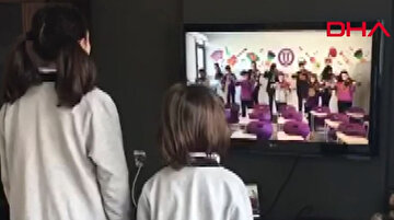 Uzaktan eğitime TV karşısında İstiklal Marşı ile başlıyorlar