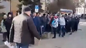 'Sokağa çıkma izni' için yüzlerce vatandaş sıraya girdi