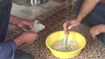 Koronavirüse karşı emekli maaşını kaynar suda yıkadı