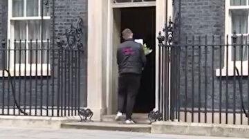 Yoğun bakımda yatan Boris Johnson'a çiçek gönderildi