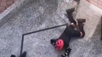 Sokağa çıkma yasağına uymayan çocuklar eve sürünerek geri döndü