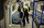Londra- Bir işçi, 25 Mart'ta Londra Yeraltı tren aracının içindeki korkulukları temizliyor.  