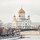 🏛 Meydandaki gezimiz bittikten sonra artık sıra Rusya’nın sembolü olan Kremlin Sarayı’na geliyor. Kırmızı tuğlalı duvarları ve kuleleri ile Moskova’nın en eski yapılarından biri burası. Saray bahçesinde çok sayıda katedral ve kilise yer alıyor, bu nedenle bir Katedral Meydanı var ve meydanı Başmelek Katedrali, Meryem’e Müjde Katedrali, çarların ve imparatorların taç giyme törenlerinin düzenlendiği Uspenski Katedralleri çevreliyor. Her birine ayrı ayrı girip eşsiz duvar süslemelerini görebilir veya kulesine çıkıp meydanı yukarıdan izleyebilirsin. 