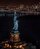 ⠀ 📍 Özgürlük Heykeli⠀ 1876’da Fransızlar tarafından ABD’ye 100. kuruluşu yıldönümü nedeniyle hediye edilen bu devasa anıt, bugün özgürlüğün en büyük simgesi olarak görülüyor. Liberty adası üzerine inşa edilen Özgürlük heykelini Manhattan’dan kalkan feribotlarla ziyaret edebilirsiniz. Feribot ile özgürlük heykeli etrafında yapılan turun ardından anıta ulaşıyorsunuz. Anıtın yüksekliği 93 metre. Anıtın bir elinde özgürlük meşalesi, diğer elinde ise Amerikan anayasası bulunuyor.