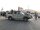 Caminin çevresinde sokaklarda devriye gezen Taliban birlikleri.