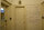 Duvarlarda ABD karşıtı ve devrim lideri Humeyni lehine sloganlar yazıldığı görülüyor. Binanın ikinci katında "Casusluk yuvası kapatılmalıdır ve Humeyni'ye selam" tarzı sloganların yer aldığı görülüyor.