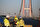 Simgelerin köprüsü<br>Özellikleri itibarıyla "simgelerin köprüsü" olarak anılan, mühendisliğindeki detaylarla öne çıkan "dünyanın en uzun orta açıklıklı köprüsü" olacak 1915 Çanakkale Köprüsü'nün iki ayak aralığı, Türkiye Cumhuriyeti'nin kuruluşunun 100'üncü yılına atıfla 2023 metre olarak tasarlandı.<br><br>Köprünün kule bağlantıları ve unsurları, Türk bayrağına atfen kırmızı ve beyaz renklerde olacak. Her iki yakada kulelerin üst kısmı, Seyit Onbaşı'nın Çanakkale Savaşı'nda namluya sürdüğü top mermisini temsil edecek şekilde yapılacak.<br><br>İki ayak aralığına ilaveten 770'er metre yan açıklıklar, 365 ve 680 metrelik yaklaşım viyadükleriyle Çanakkale Boğazı'nın ilk asma köprüsünün uzunluğu 4 bin 608 metreyi bulacak.<br><br>"2x3" şeritle hizmet verecek köprünün tabliyesi 3,5 metre yüksekliğe sahip. Tabliyenin her iki tarafında inşa edilecek yürüme yolları, bakım onarım amacıyla kullanılacak.