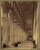 Şam Emevî Camii’nin revaklı koridoru<br><br>Şam’da Emevîler devrinde yapılmış olan Emevî Camii, İslâm dinî mimarisinin bugüne kadar ayakta kalabilen ilk muhteşem örneği olmakla birlikte dünyanın en büyük ve en eski camilerinden biridir. I. yüzyıla ait bir Roma mabediyle onun harabeleri yanında IV. yüzyıldan kalma Aziz Yohannes (Hz. Yahyâ) Kilisesi’nin yerine, 715 yılında inşa edilmiştir. Eşsiz mimarisi, zengin süslemeleri ve ihtişamıyla bugün hâlâ göz alan cami, avlunun arkasından yirmi dört, yanlardansa dokuzar kemerli revaklarla çevrilmiştir.