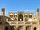 İsfahan eyaletinin tarihî Kaşan şehrinde, çölün kalbinde yükselen Ağa Bozorg Camii, İran ve İslâm kültürlerinin kaynaşmasının bir ürünüdür. Simetrik desenleri, geometrik tasarımları ve mukarnaslı girişleri ile dikkat çeken beş katlı caminin içinde Kur’ân’dan ayetler, duvar süslemeleri ve eşsiz çiniler yer almaktadır. Biri mihrap önünde, diğeri girişte olmak üzere iki büyük eyvanlı sundurmadan oluşan caminin üst ve alt katında ikinci bir avlusu vardır. Geniş avlunun tam ortasında, ağaçlar ve fıskiyeli bir bahçeden oluşan küçük bir havuz vardır. Avlunun altındaki medreseler ise hâlâ kullanılmakta olup her yıl birçok yeni talebeler yetiştirmektedir. 