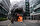Bunun üzerine, Brüksel'in merkez semtlerinden Anneessens'de toplanan göstericiler, kaldırım taşlarını fırlattı, otobüs duraklarındaki camları kırdı, bazı araçları ateşe verdi.<br><br>Yangın çıkan noktalara itfaiye ekipleri sevk edildi.
