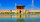Çevresindeki tarihî yapılarla UNESCO Dünya Kültür Mirası Listesi'nde yer alan Nakş-i Cihan Meydanı'nın bir parçası niteliğindeki Ali Kapu Ssarayı'nınn geçmişi Timurlular devrine uzanıyor. Safevî hükümdarı I. Şah Abbas döneminde iki katlı olarak yeniden inşa edilen saray, II. Şah Abbas döneminde yeni katlar ve balkonlarla genişletilmiş.