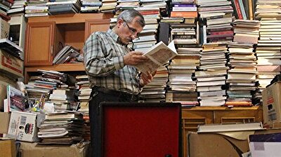 بحّار قراءة تركي ضاقت جدران منزله بـ 45 ألف كتاب قرأها خلال 37 سنة!