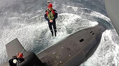 بالصور: رئيس فرنسا معلقا أسفل هيلكوبتر بعرض البحر